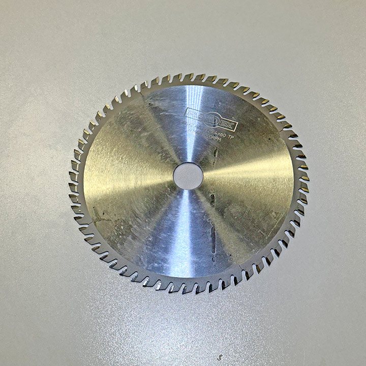 УНИВЕРЗАЛНА КРУЖНА ПИЛА СО КАРБИДНИ СЕЧИЛА 205*25.4*2.6/1.8*60T TP