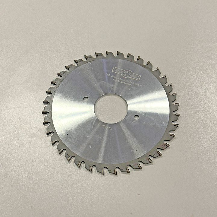 ПРЕДРЕЗАЧ СО ДИЈАМАНТСКИ СЕЧИЛА ЗА ЦНЦ КРОЈАЧ 200*50*4.3-5.3*36T P