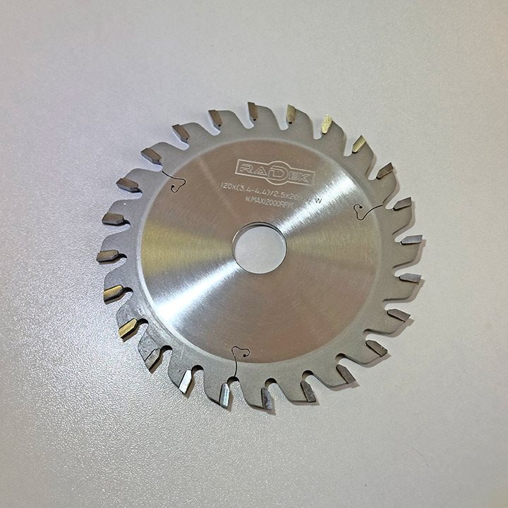 ПРЕДРЕЗАЧ СО КАРБИДНИ СЕЧИЛА ЗА ФОРМАТИЗЕР 120*20*3.4-4.4*24T W