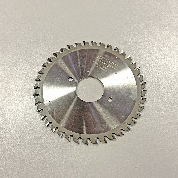 ПРЕДРЕЗАЧ СО КАРБИДНИ СЕЧИЛА ЗА ЦНЦ КРОЈАЧ 200*50*(4.3-5.3)/3.2*40T W