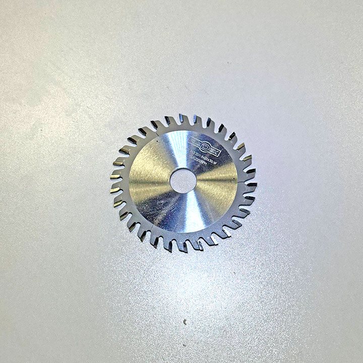 ПРЕДРЕЗАЧ СО КАРБИДНИ СЕЧИЛА ЗА ФОРМАТИЗЕР 110*20*2.3-3.3*30T W