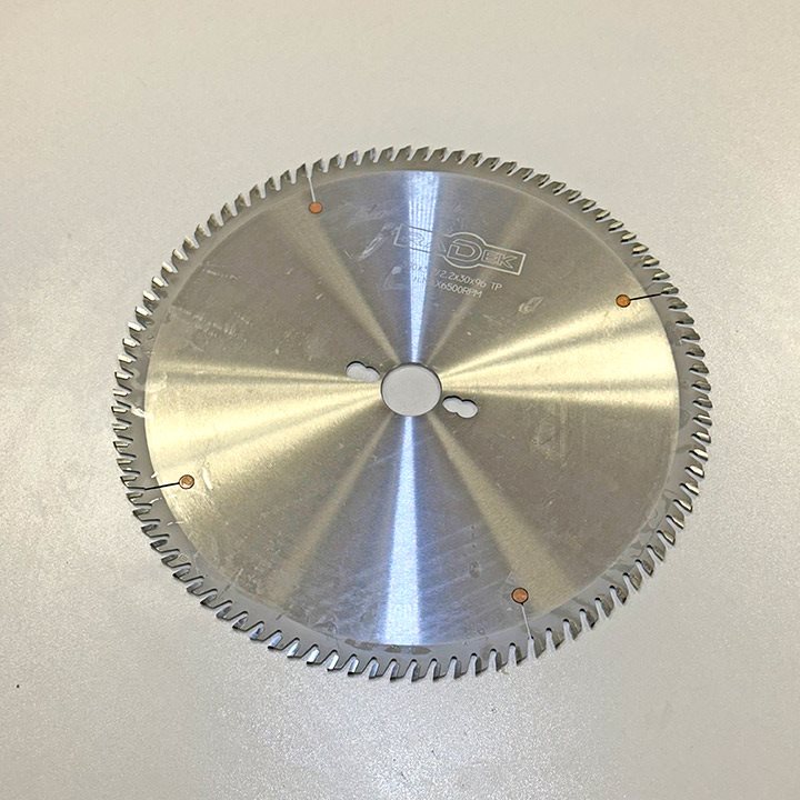 УНИВЕРЗАЛНА КРУЖНА ПИЛА СО КАРБИДНИ СЕЧИЛА 300x3.2/2.2x30x96 TP