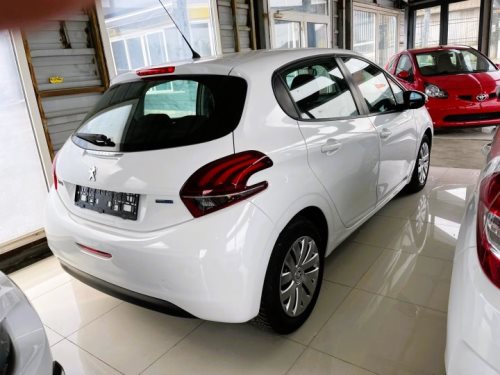 Peugeot 208 1.6 BLUEHDI Affaire 2015 год.