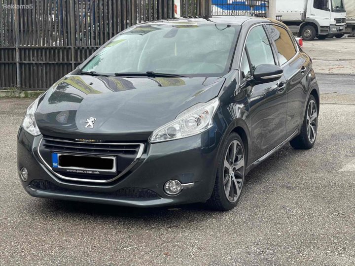 Peugeot 208 1.6e-HDI 90.000km FELINE Model